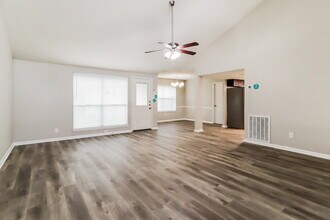 7327 Shady Vale Ln in Houston, TX - Foto de edificio - Building Photo