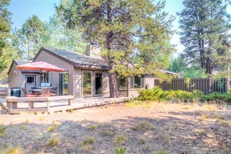 57690 Poplar Ln in Sunriver, OR - Building Photo - Building Photo