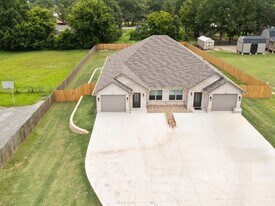 225 S Pine St, Unit 101 in Kilgore, TX - Building Photo