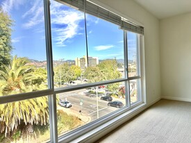 3877 Howe St, Unit 302 in Oakland, CA - Building Photo