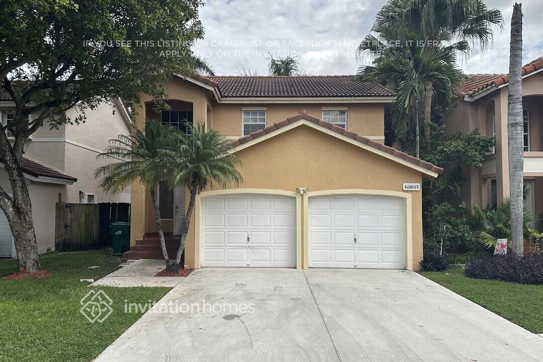 13857 SW 103rd Ln in Miami, FL - Building Photo