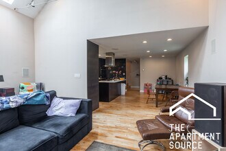 1939 N Winchester Ave, Unit CH in Chicago, IL - Building Photo - Building Photo