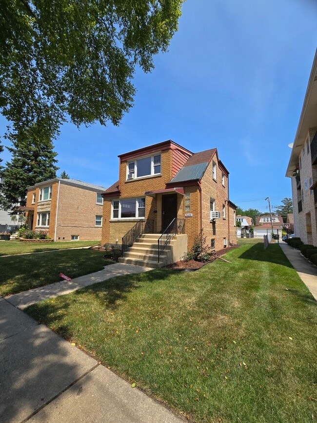 5628 W Higgins Ave in Chicago, IL - Foto de edificio - Building Photo