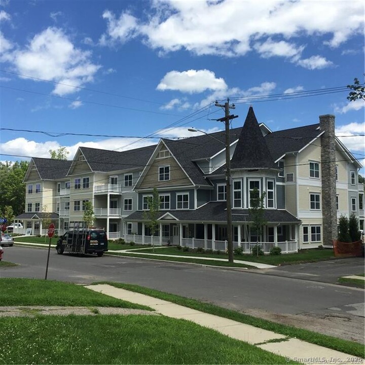 25 Grand St in Bethel, CT - Building Photo