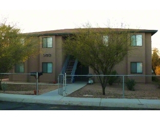 503 E Peppertree Ave in Apache Junction, AZ - Foto de edificio