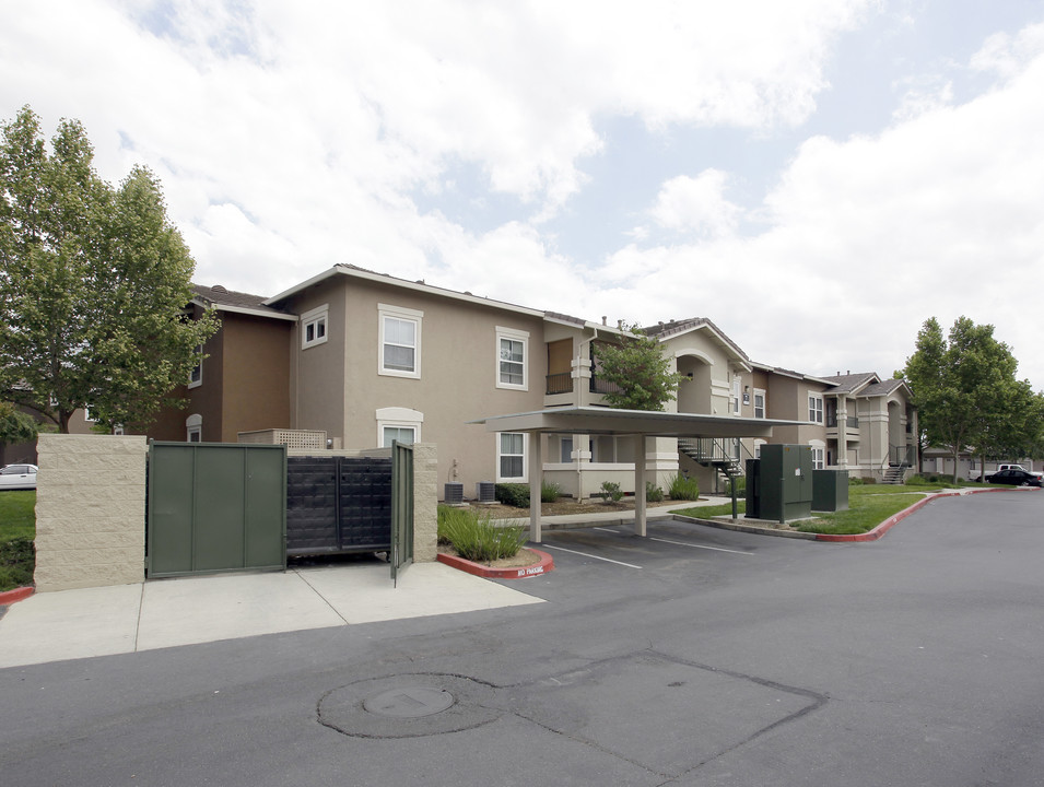 Churchill Downs Apartments in Sacramento, CA - Foto de edificio