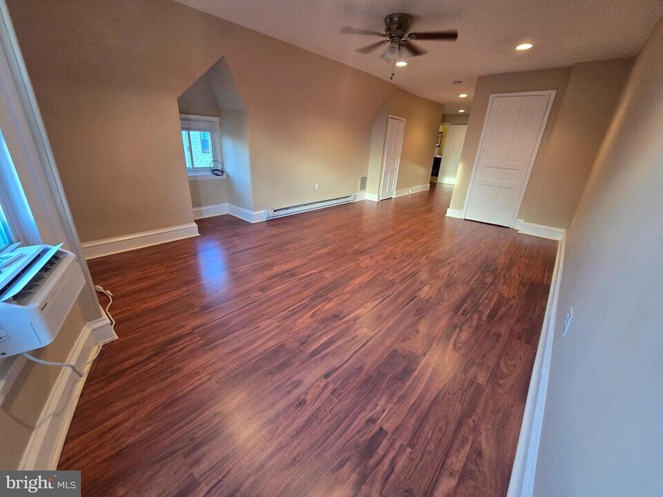 133 E Mt Airy Ave in Philadelphia, PA - Building Photo