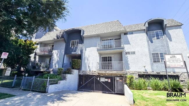 11007 Hartsook St in Los Angeles, CA - Building Photo - Building Photo
