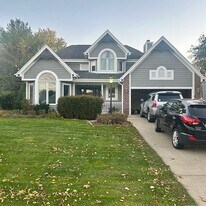 629 Hawthorne Ln in Hartland, WI - Building Photo