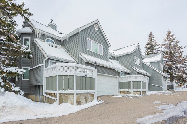 300 Edgedale Dr NW in Calgary, AB - Building Photo - Building Photo