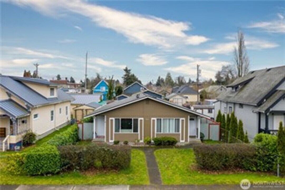 1018 E 35th St in Tacoma, WA - Foto de edificio