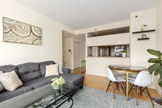 250 E 30th St in New York, NY - Building Photo - Building Photo