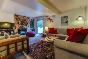 3298 E Fort Union Blvd in Cottonwood Heights, UT - Building Photo