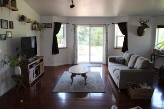 1295 Toolik Dr in North Pole, AK - Foto de edificio - Building Photo