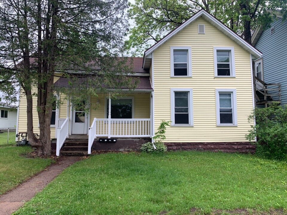 716 Menomonie St in Eau Claire, WI - Building Photo