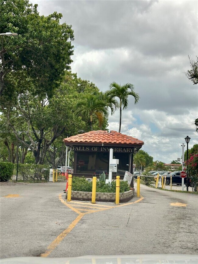6201 N Falls Cir Dr in Lauderhill, FL - Foto de edificio - Building Photo