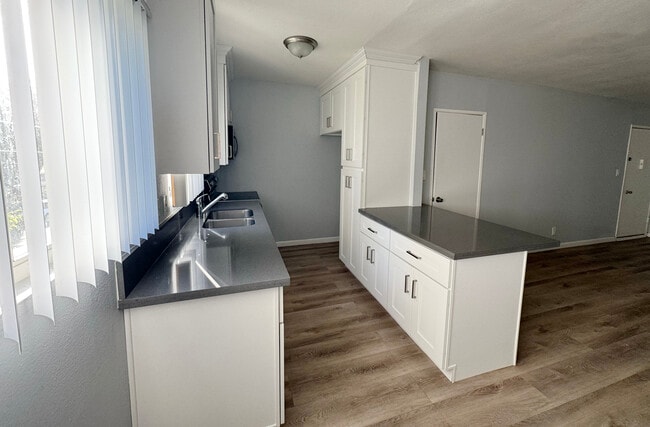 Haskell Apartments in Van Nuys, CA - Foto de edificio - Building Photo