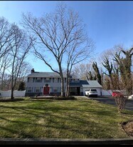 4 Brenda Ln in Manorville, NY - Building Photo