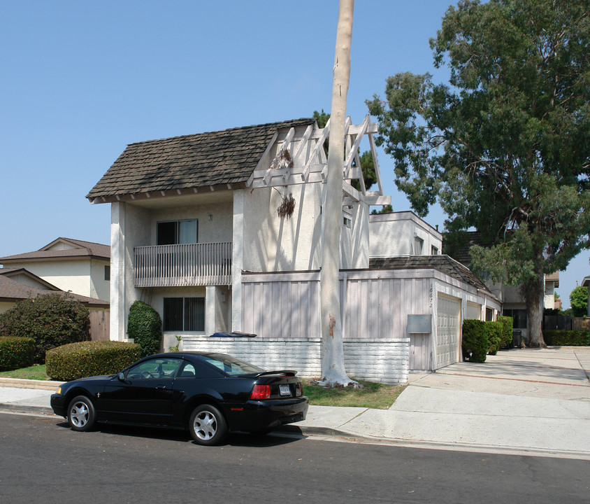 16672 Sims St in Huntington Beach, CA - Foto de edificio