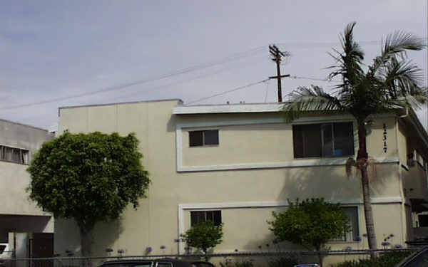 12317 Pacific Ave in Los Angeles, CA - Building Photo