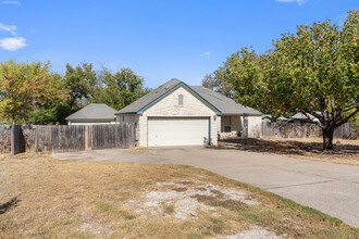 806 Christopher Ave in Round Rock, TX - Foto de edificio - Building Photo