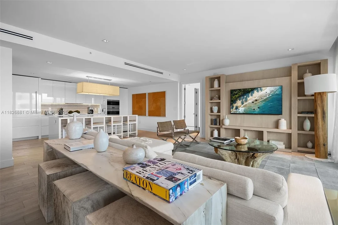 102 24th St, Unit 1704 in Miami Beach, FL - Building Photo