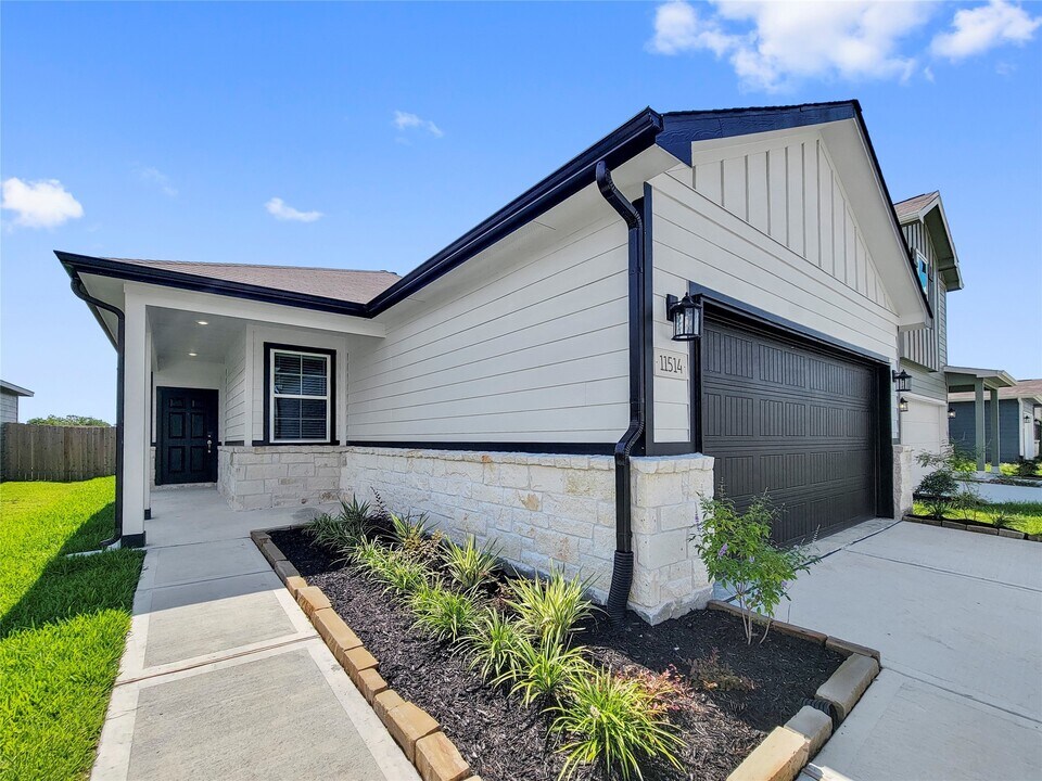 11514 Prosperity Dr in Barrett, TX - Building Photo