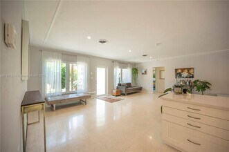 920 W 43rd Ct in Miami Beach, FL - Building Photo - Building Photo