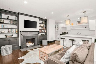 169 Mason St, Unit Virginia Court in Greenwich, CT - Foto de edificio - Building Photo