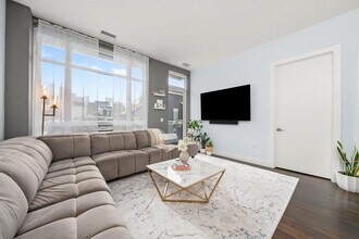 367 W Locust St in Chicago, IL - Building Photo - Building Photo