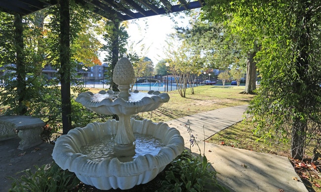 Granada Apartments & Townhomes in Decatur, AL - Foto de edificio - Building Photo