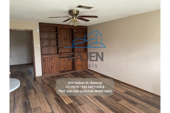 303 Dalton St in Bastrop, LA - Foto de edificio - Building Photo
