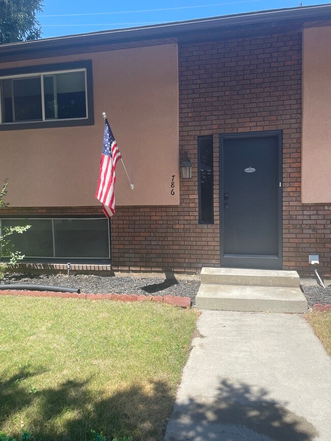 786 W 2000 N St