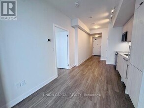 4130 Parkside Village Dr in Mississauga, ON - Building Photo - Building Photo