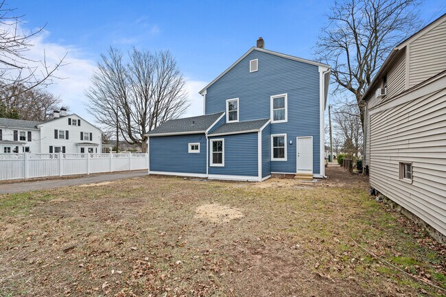 101 Maple St, Unit 105 in Ellington, CT - Building Photo - Building Photo