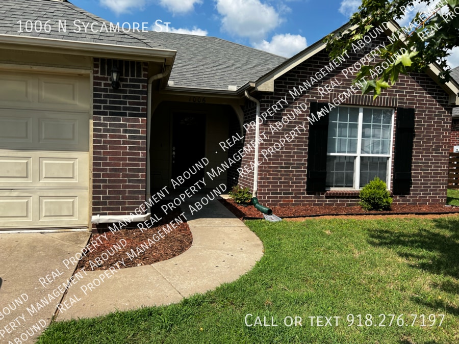 1006 Sycamore St in Jenks, OK - Foto de edificio