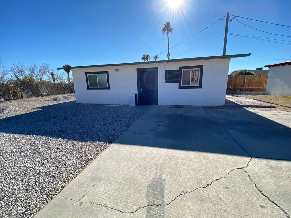 814 N Tonopah Dr in Las Vegas, NV - Building Photo