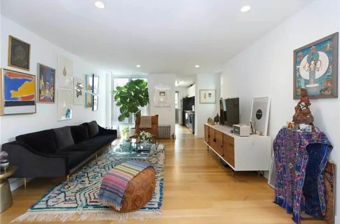 239 Bleecker St in New York, NY - Building Photo