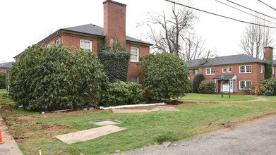 Broadmoor Manor Apartments in Portland, OR - Building Photo - Building Photo