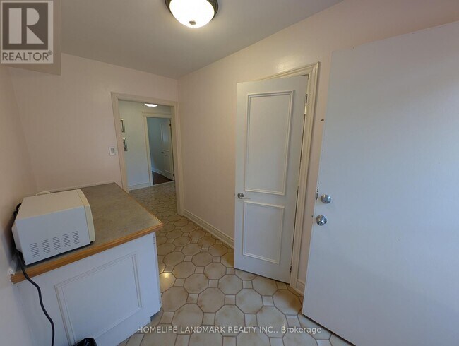 56 Bickerton Crescent in Toronto, ON - Building Photo - Building Photo