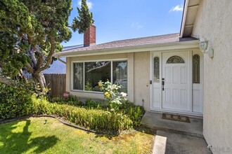 4657 Huggins St in San Diego, CA - Building Photo - Building Photo