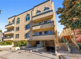 4426 Ventura Canyon Ave, Unit 204 in Los Angeles, CA - Building Photo
