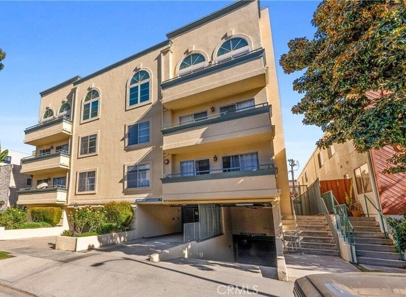 4426 Ventura Canyon Ave, Unit 204 in Los Angeles, CA - Building Photo
