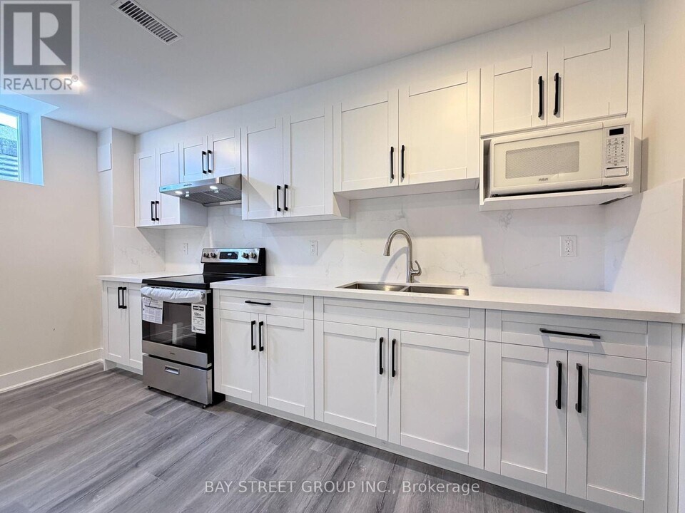 1 Kenneth Ross Bnd in East Gwillimbury, ON - Building Photo