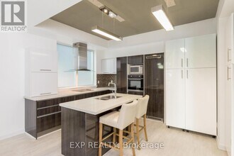 220 George St in Toronto, ON - Building Photo - Building Photo