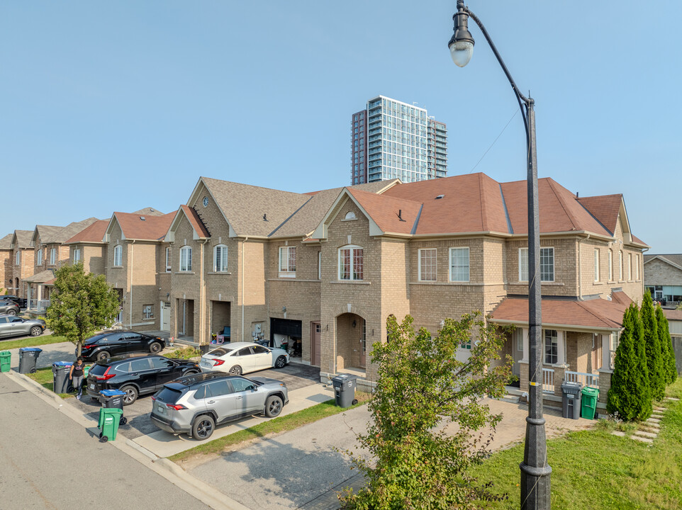 128-138 Frenchpark Cir in Brampton, ON - Building Photo