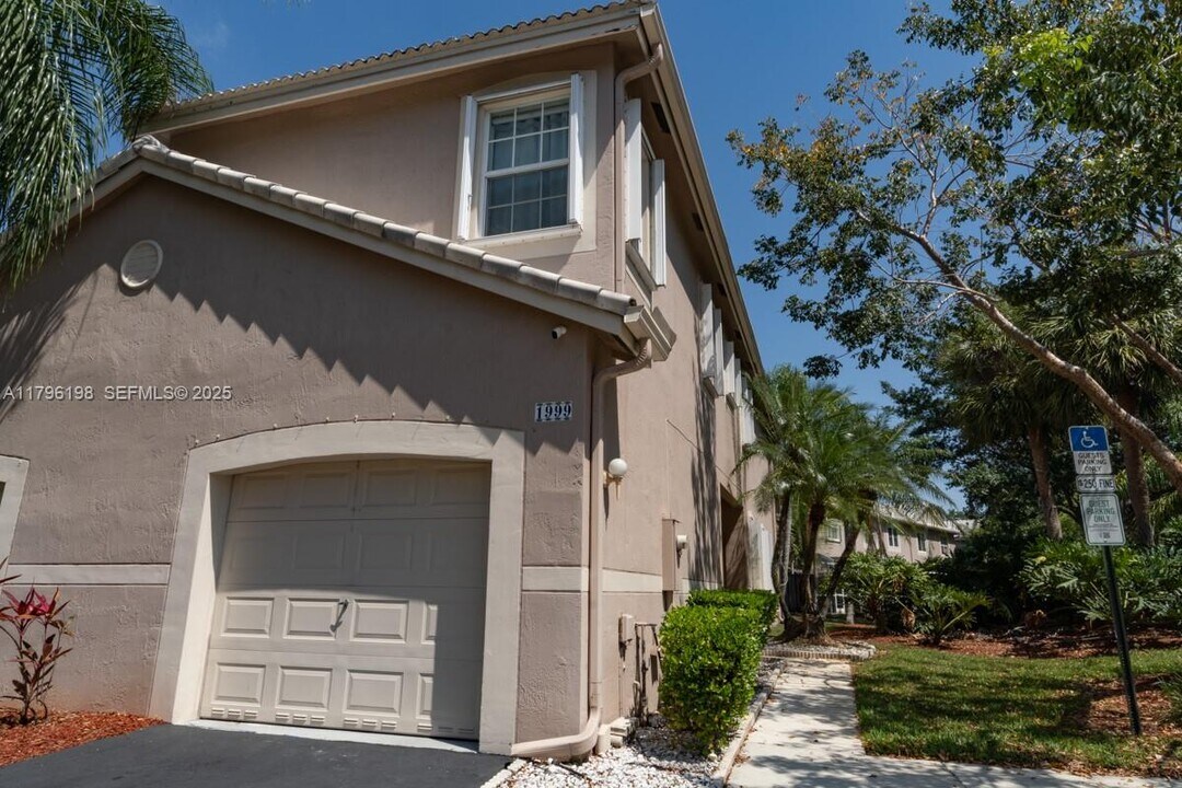 1999 Madeira Dr in Weston, FL - Building Photo