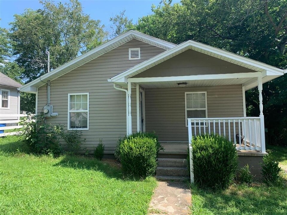 241 Eastview Dr in Glasgow, KY - Building Photo