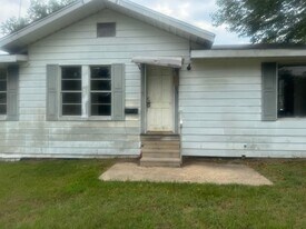 225 W Mississippi Ave in Vivian, LA - Building Photo