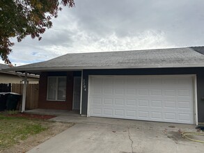 2704 San Ignacio Ave in Modesto, CA - Building Photo - Building Photo